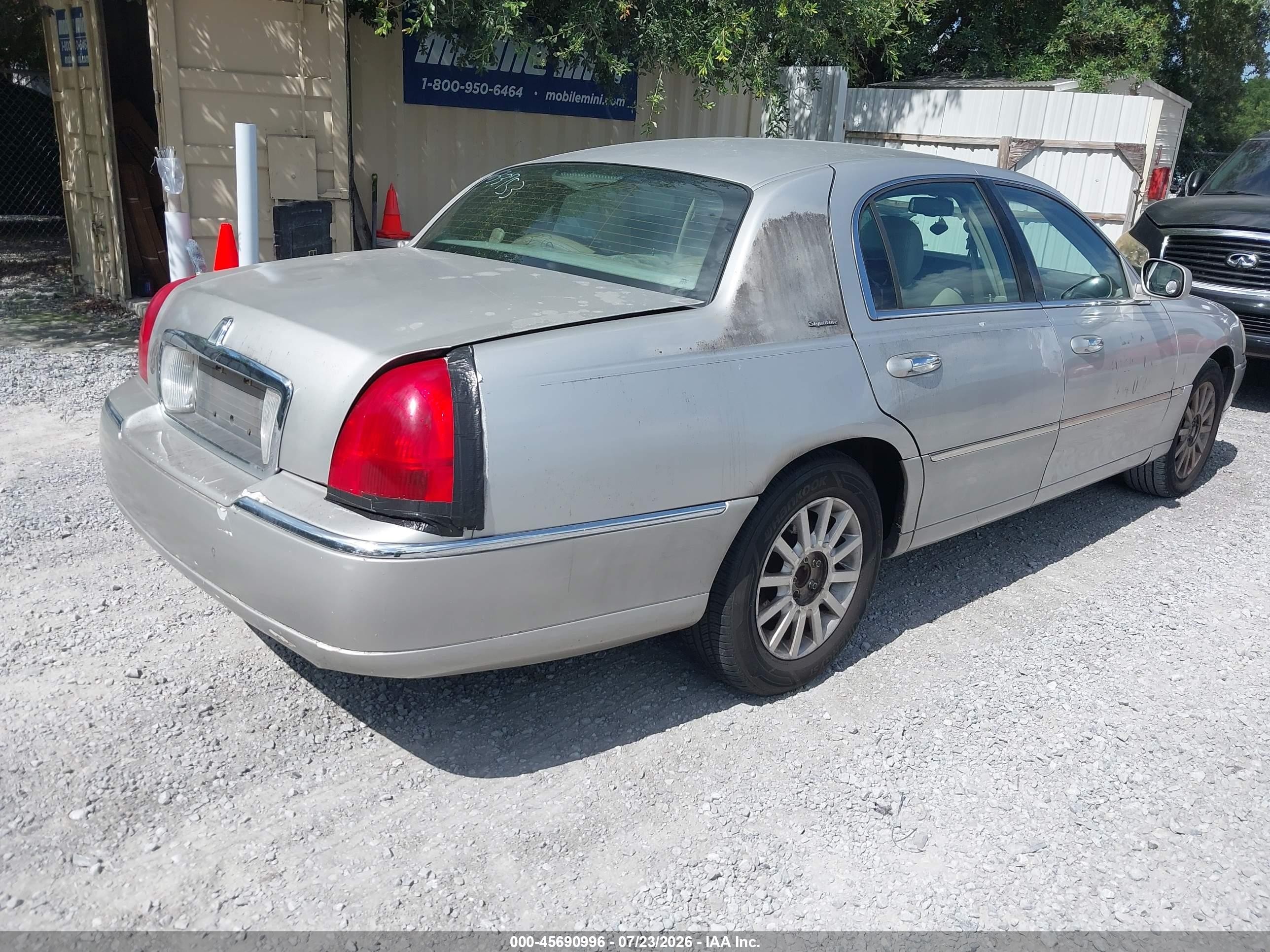 2007 Lincoln Town Car Signature Silver vin: 1LNHM81W17Y633753