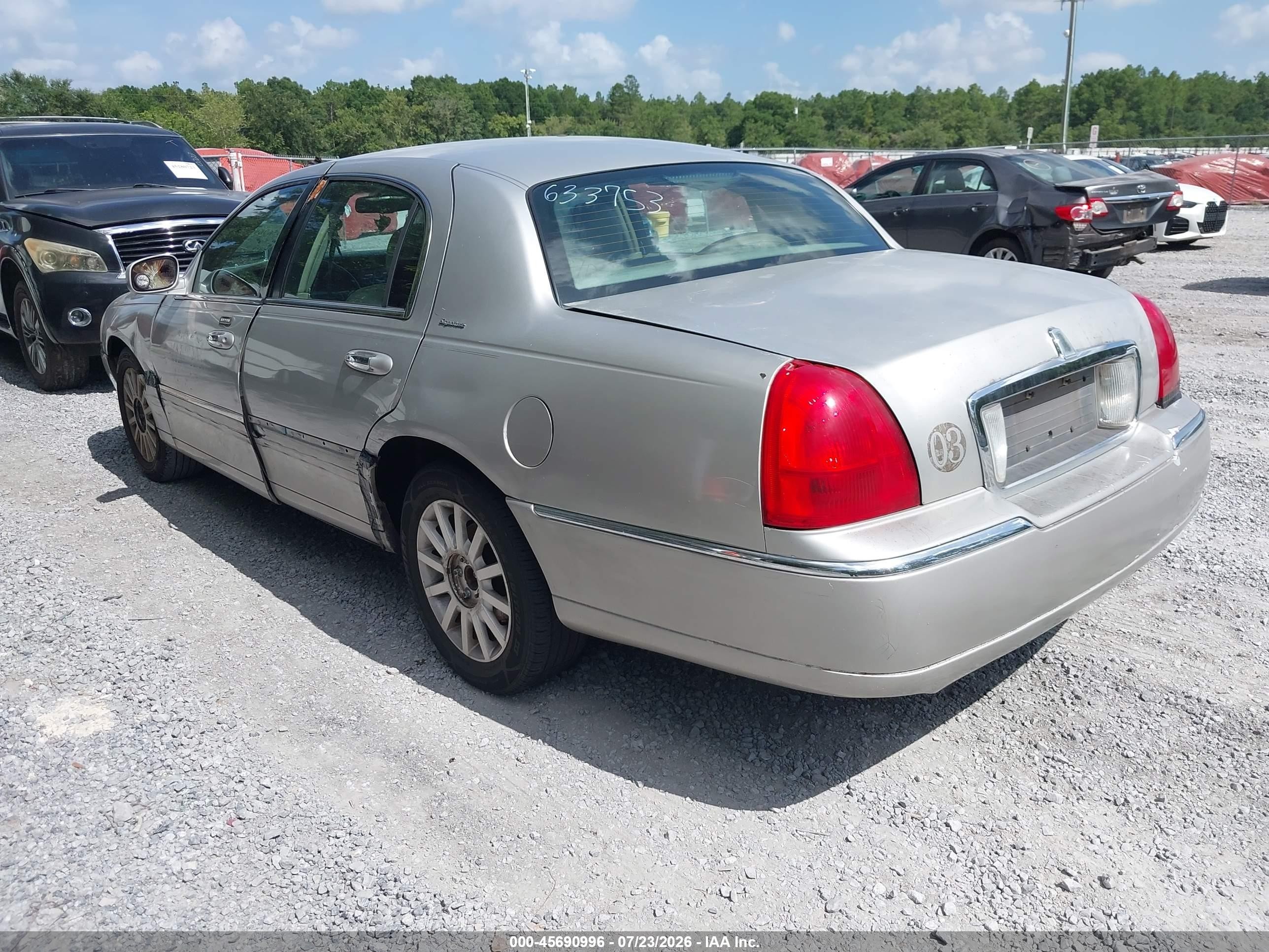 2007 Lincoln Town Car Signature Silver vin: 1LNHM81W17Y633753