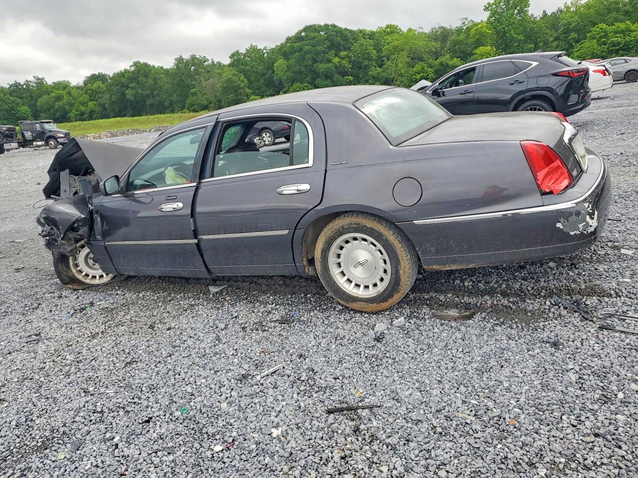 1999 Lincoln Town Car Executive Gray vin: 1LNHM81W1XY717510