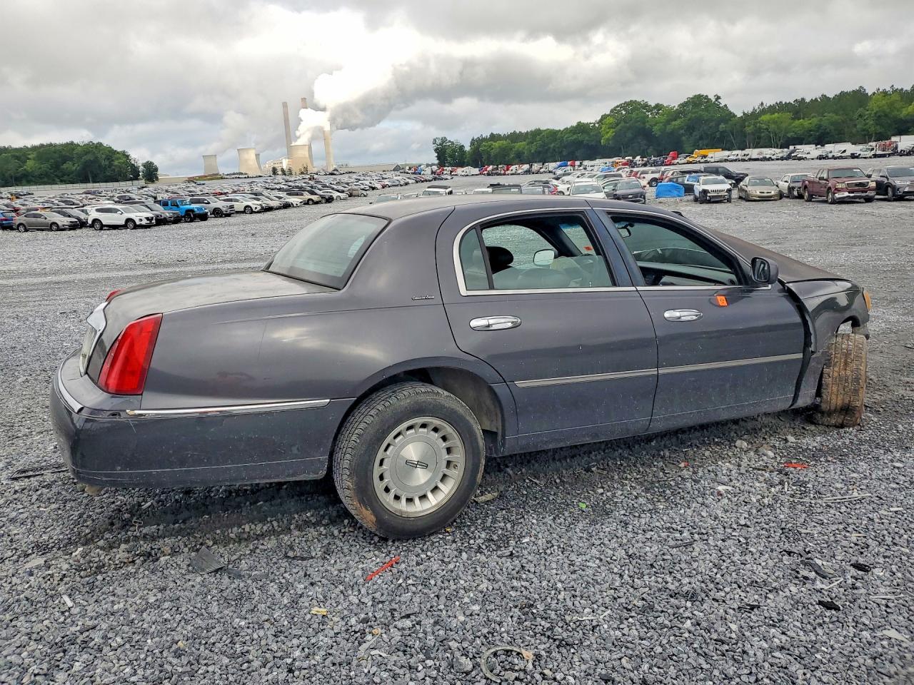 1999 Lincoln Town Car Executive Gray vin: 1LNHM81W1XY717510