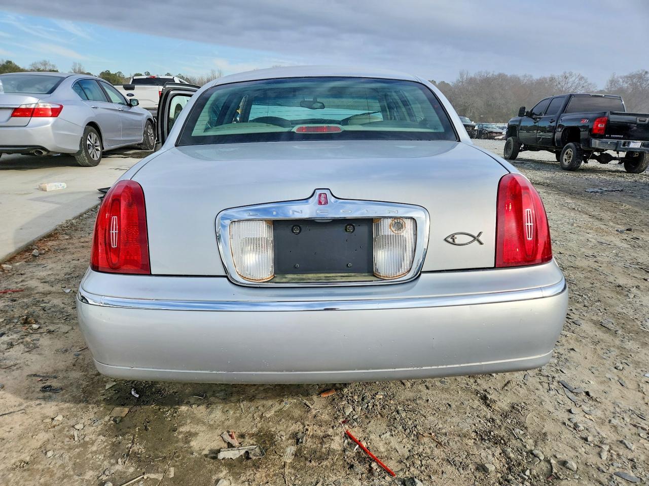2000 Lincoln Town Car Executive Silver vin: 1LNHM81W1YY900195
