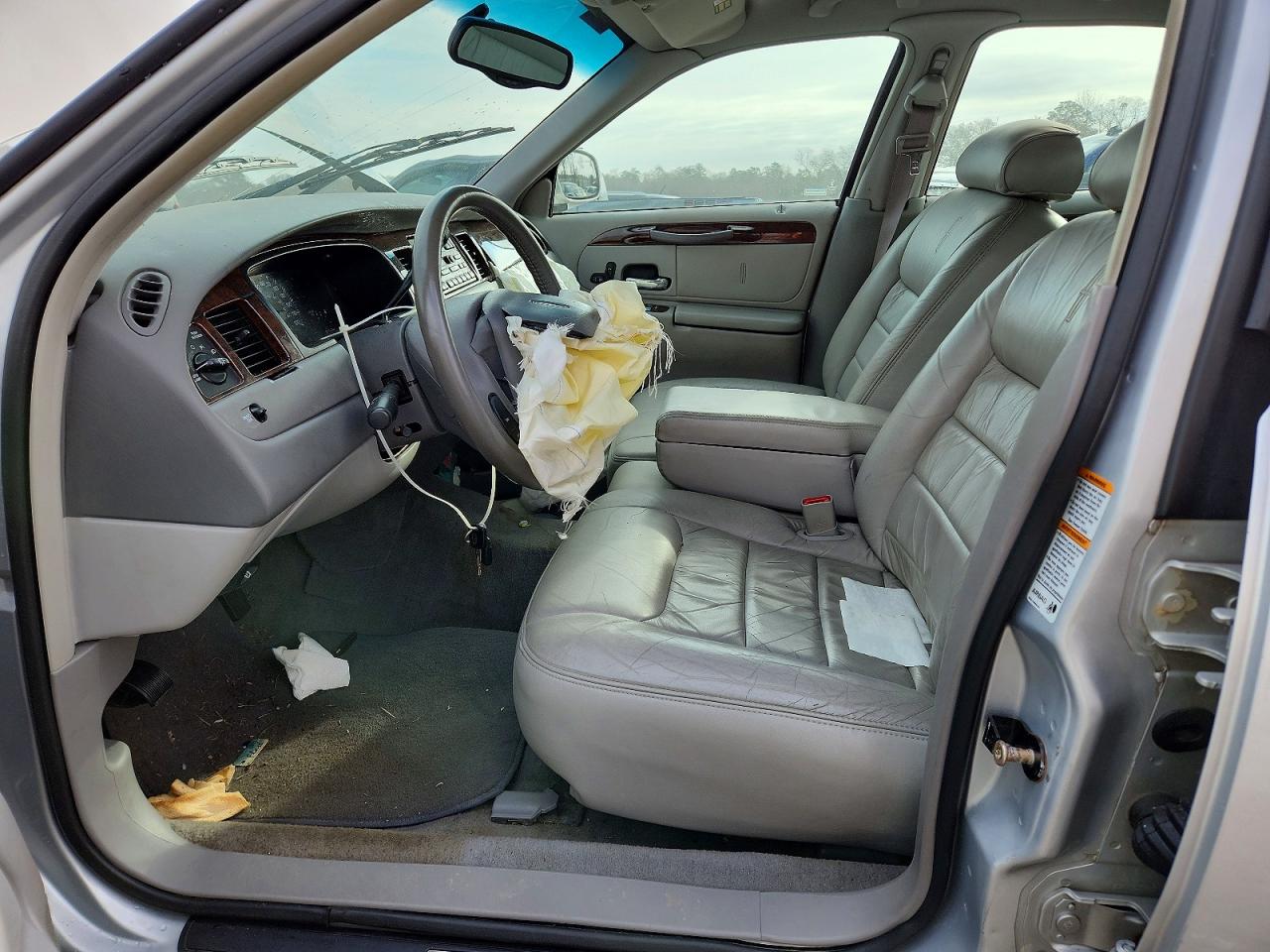 2000 Lincoln Town Car Executive Silver vin: 1LNHM81W1YY900195