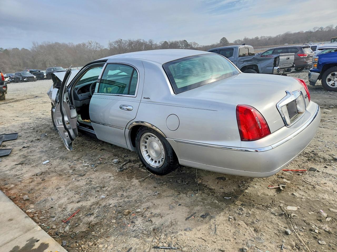 2000 Lincoln Town Car Executive Silver vin: 1LNHM81W1YY900195