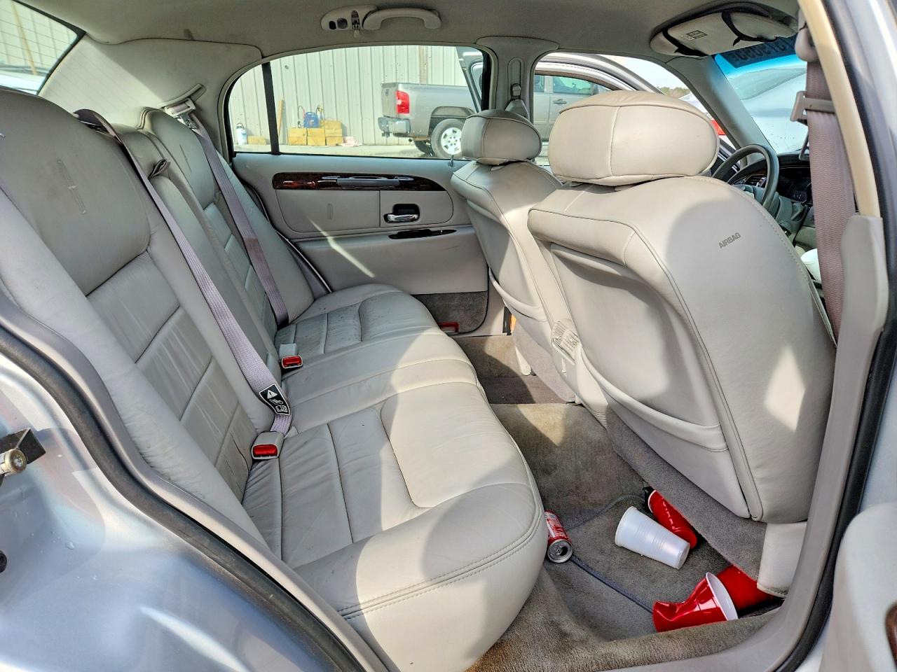2000 Lincoln Town Car Executive Silver vin: 1LNHM81W1YY900195