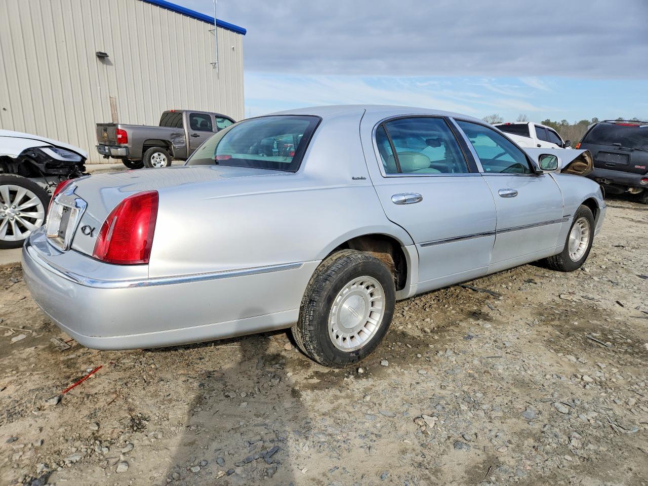 2000 Lincoln Town Car Executive Silver vin: 1LNHM81W1YY900195