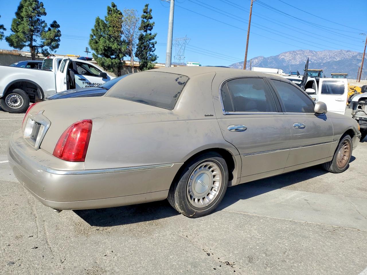 2000 Lincoln Town Car Executive Tan vin: 1LNHM81W1YY940308