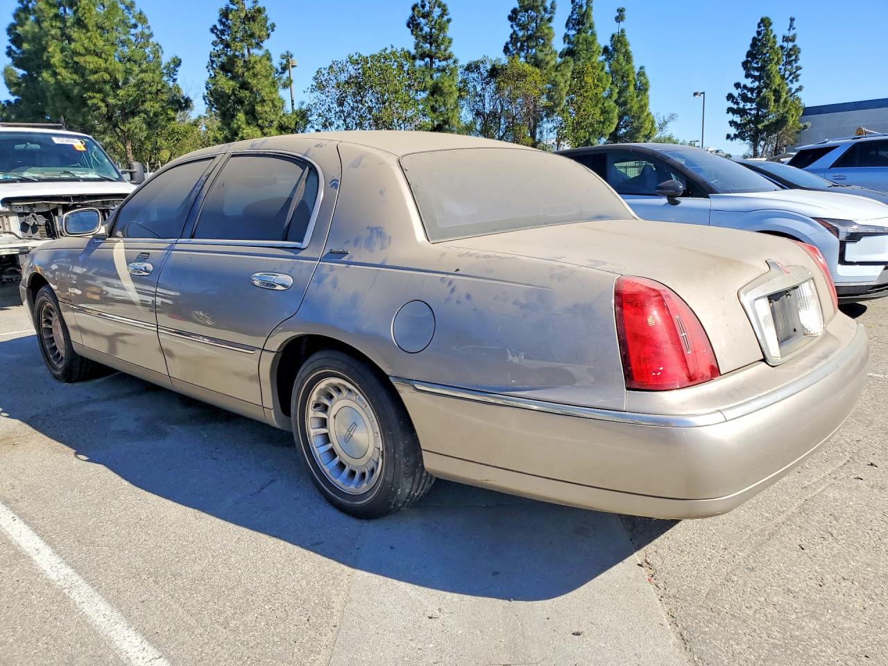 2000 Lincoln Town Car Executive Tan vin: 1LNHM81W1YY940308