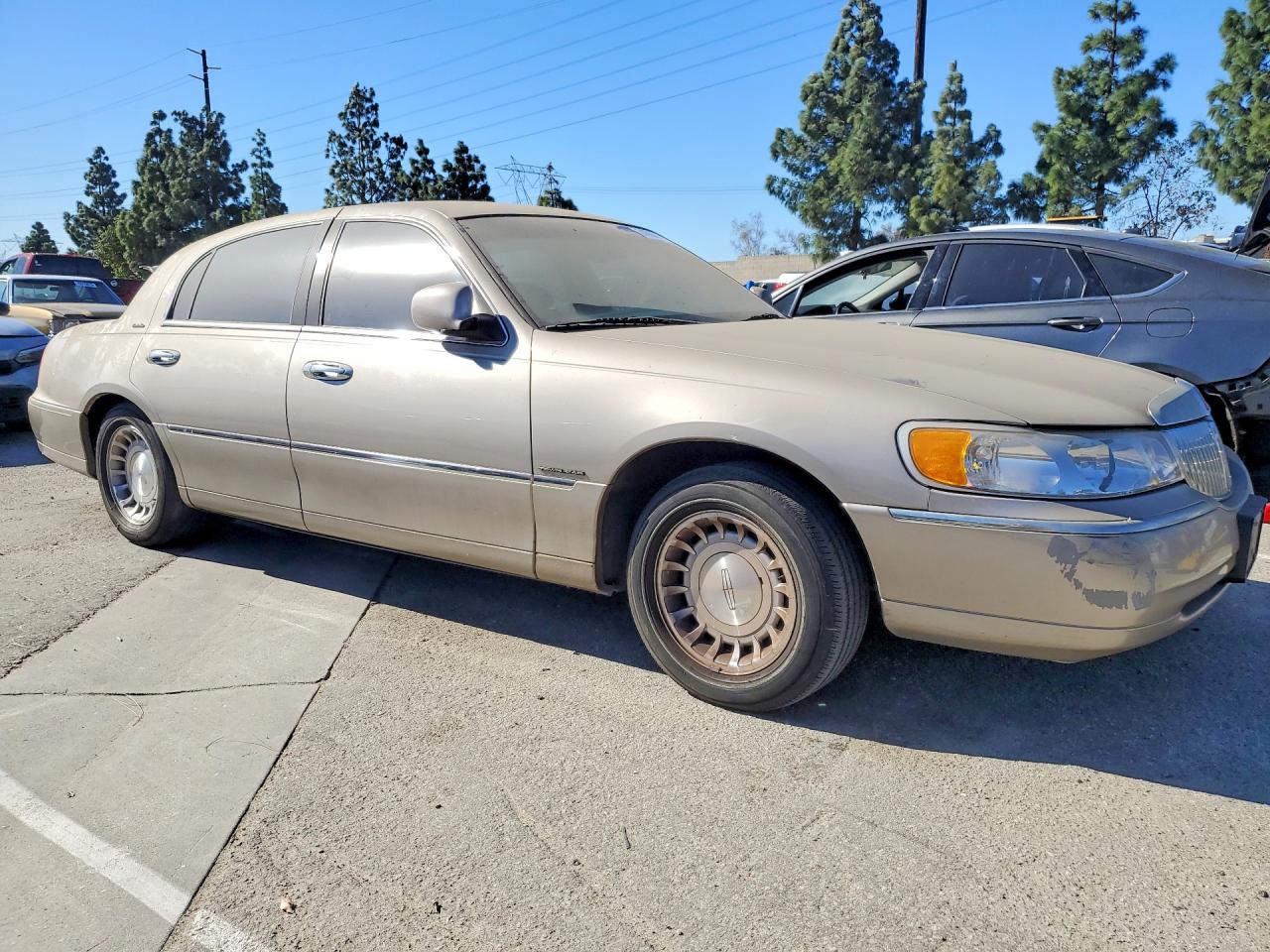 2000 Lincoln Town Car Executive Tan vin: 1LNHM81W1YY940308