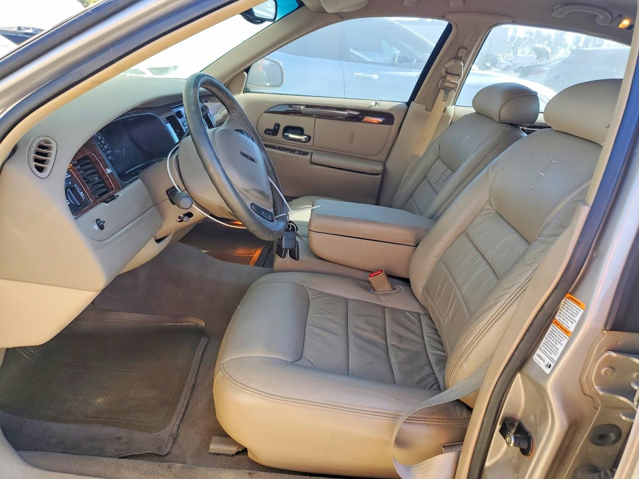 2000 Lincoln Town Car Executive Tan vin: 1LNHM81W1YY940308