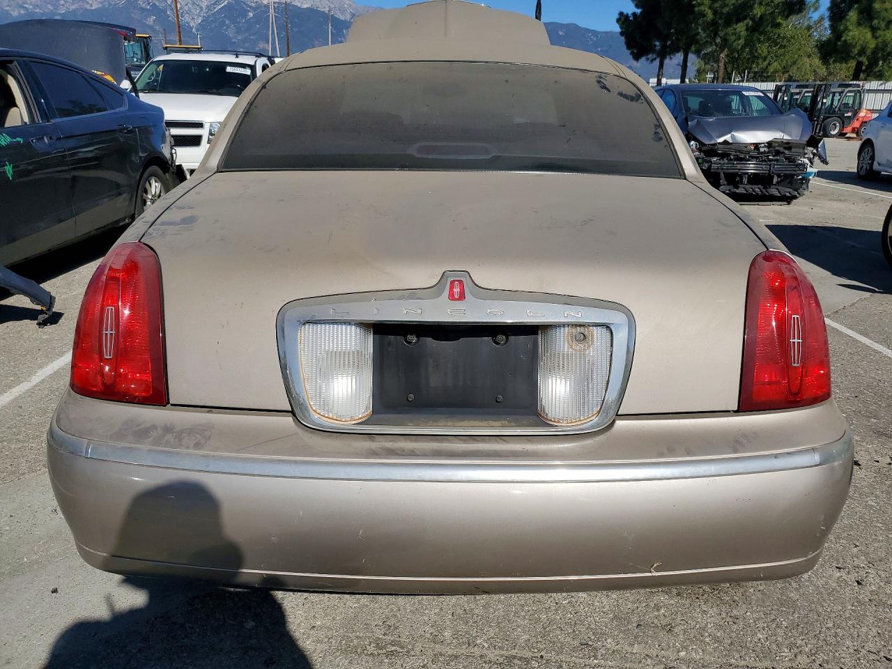 2000 Lincoln Town Car Executive Tan vin: 1LNHM81W1YY940308