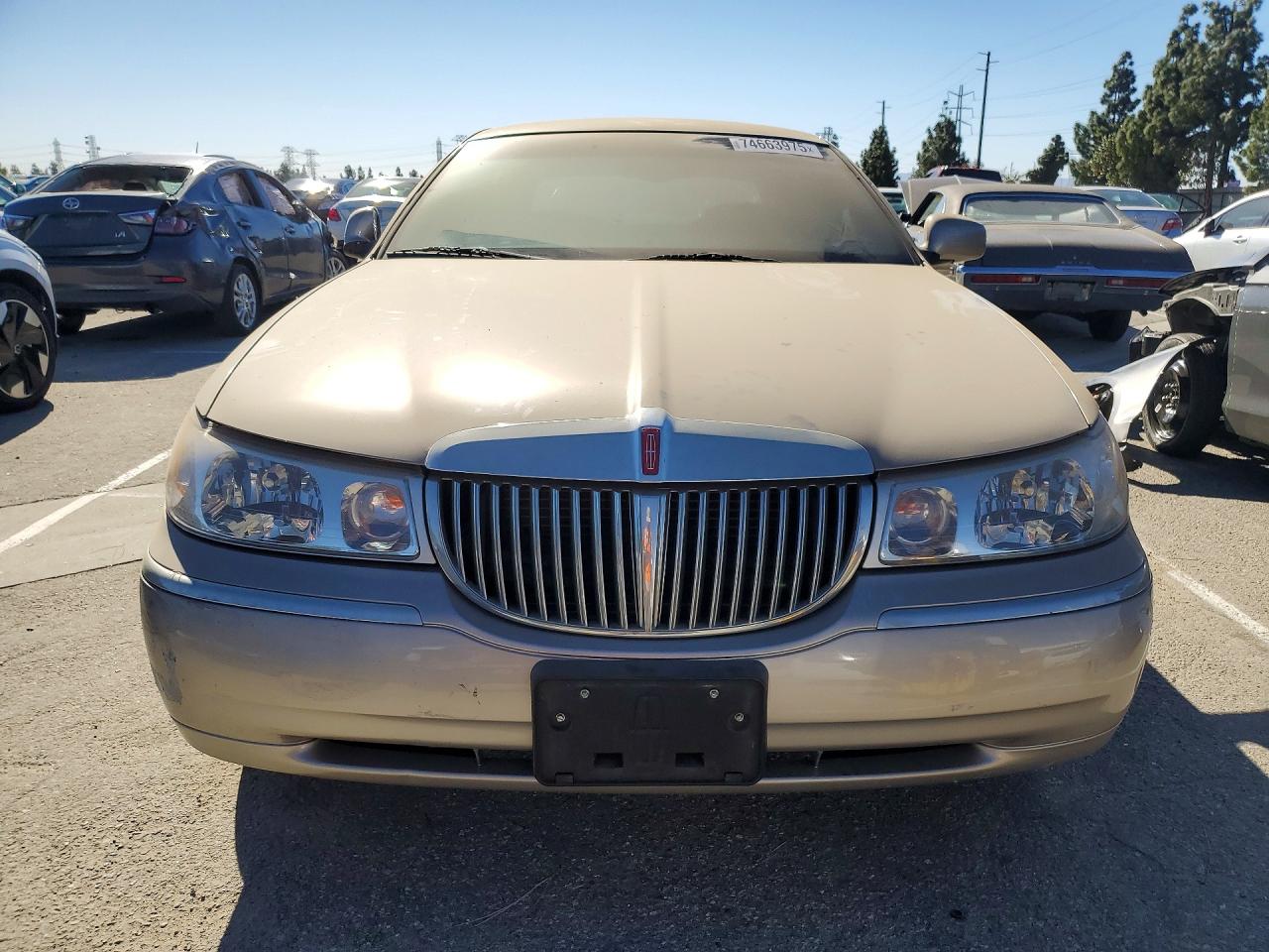 2000 Lincoln Town Car Executive Tan vin: 1LNHM81W1YY940308