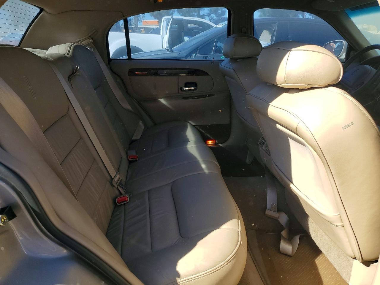 2000 Lincoln Town Car Executive Tan vin: 1LNHM81W1YY940308