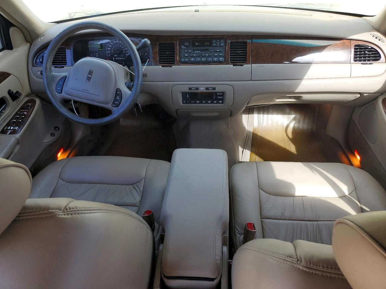 2000 Lincoln Town Car Executive Tan vin: 1LNHM81W1YY940308
