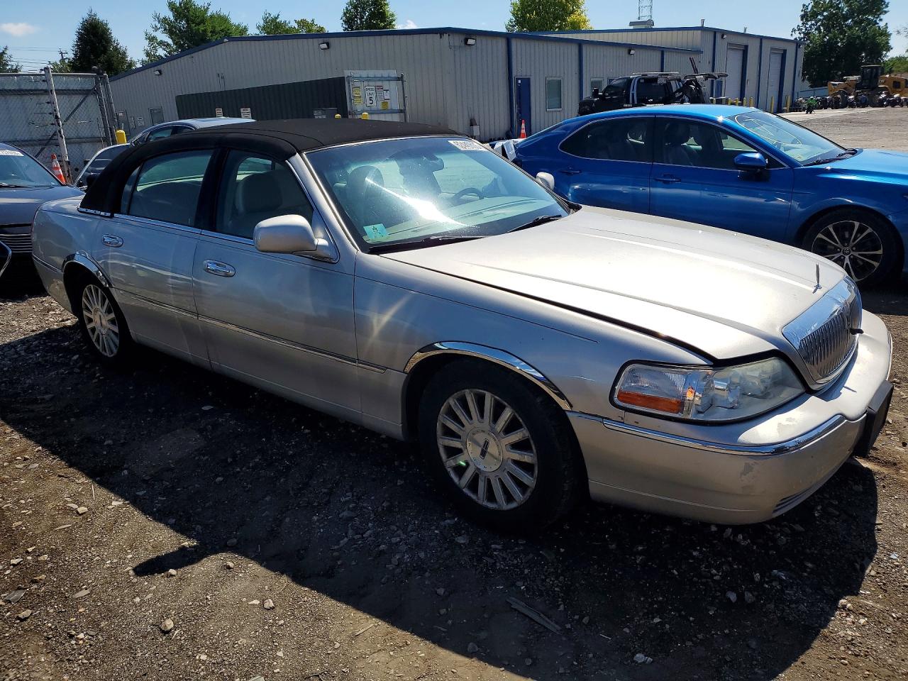 2004 Lincoln Town Car Executive Silver vin: 1LNHM81W24Y617881
