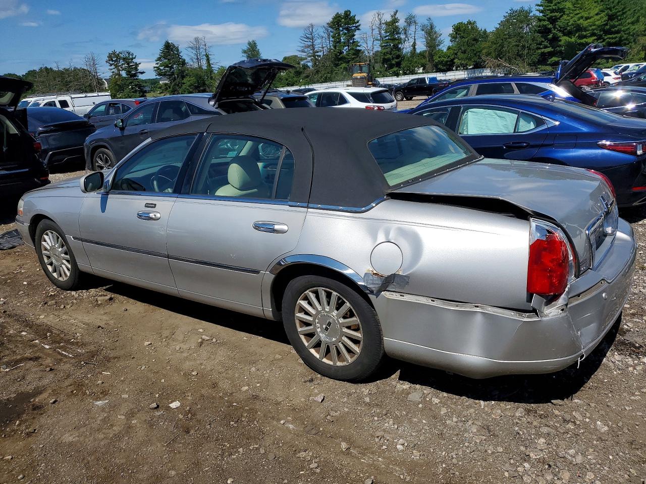 2004 Lincoln Town Car Executive Silver vin: 1LNHM81W24Y617881