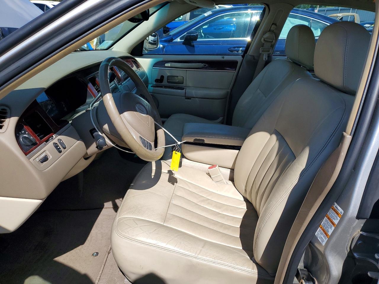 2004 Lincoln Town Car Executive Silver vin: 1LNHM81W24Y617881
