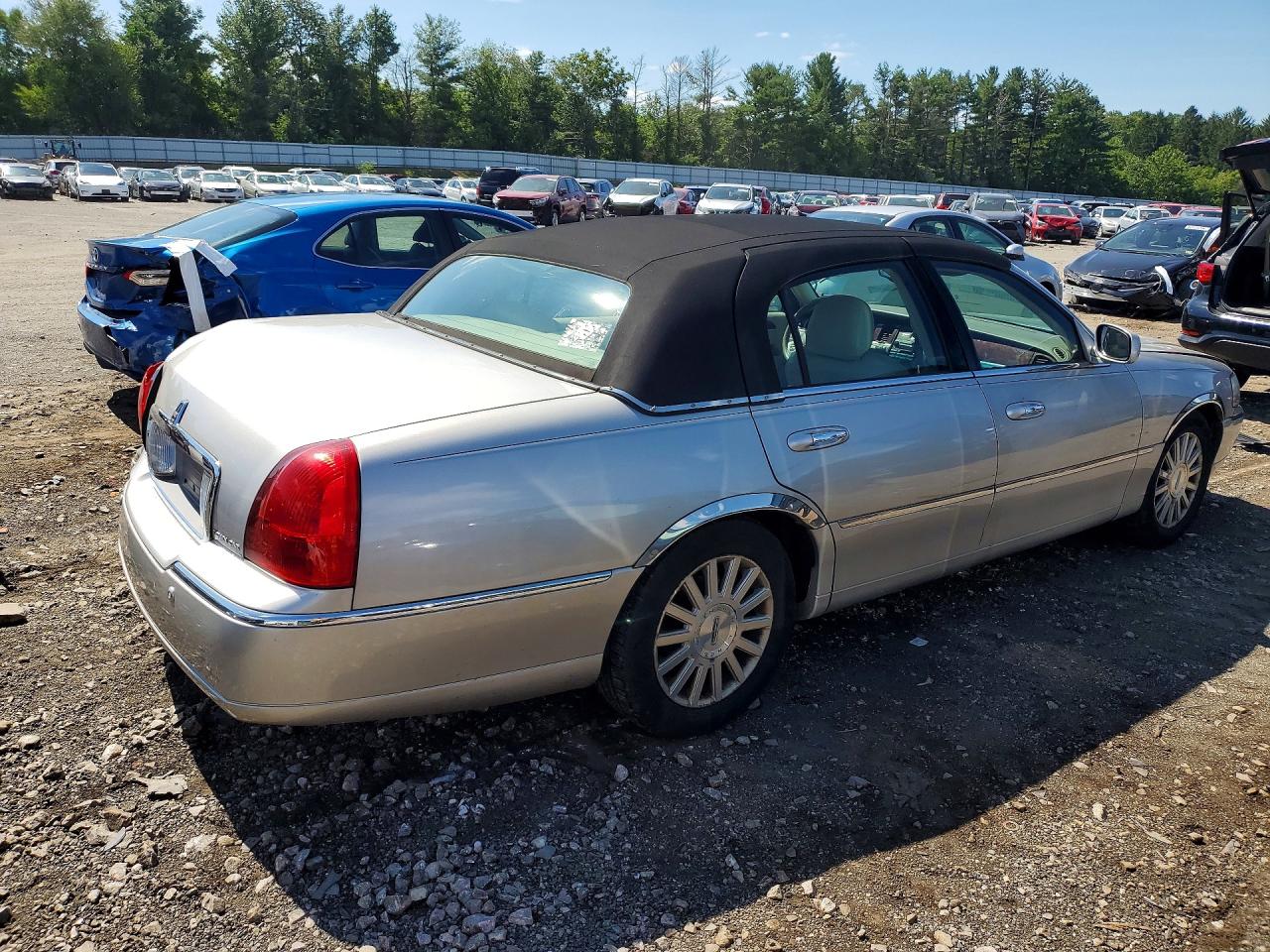 2004 Lincoln Town Car Executive Silver vin: 1LNHM81W24Y617881