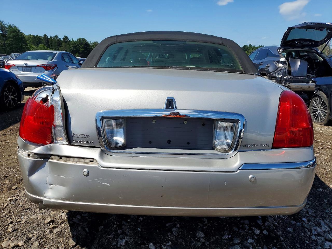 2004 Lincoln Town Car Executive Silver vin: 1LNHM81W24Y617881