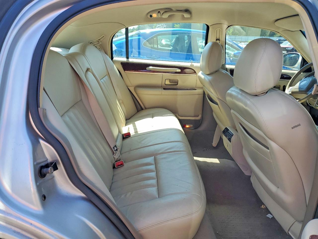 2004 Lincoln Town Car Executive Silver vin: 1LNHM81W24Y617881