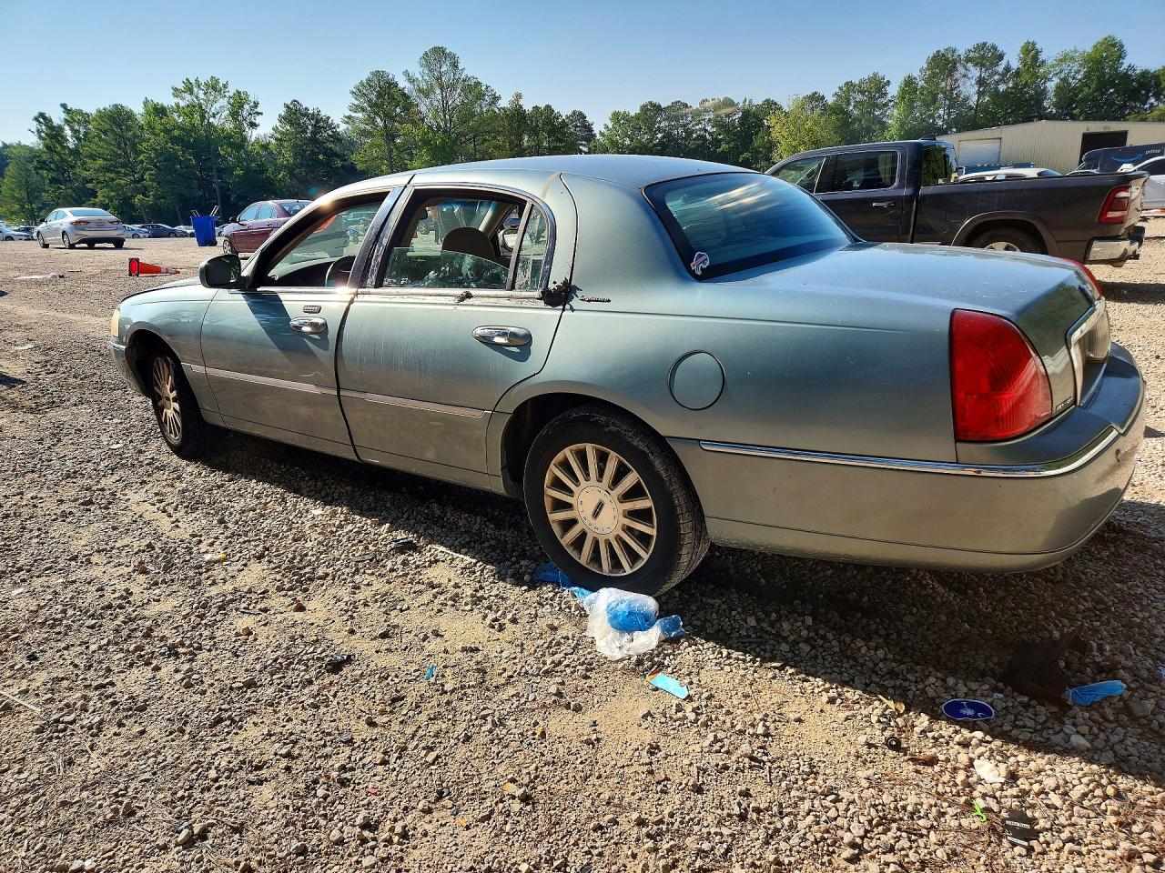 2004 Lincoln Town Car Executive Turquoise vin: 1LNHM81W24Y649391