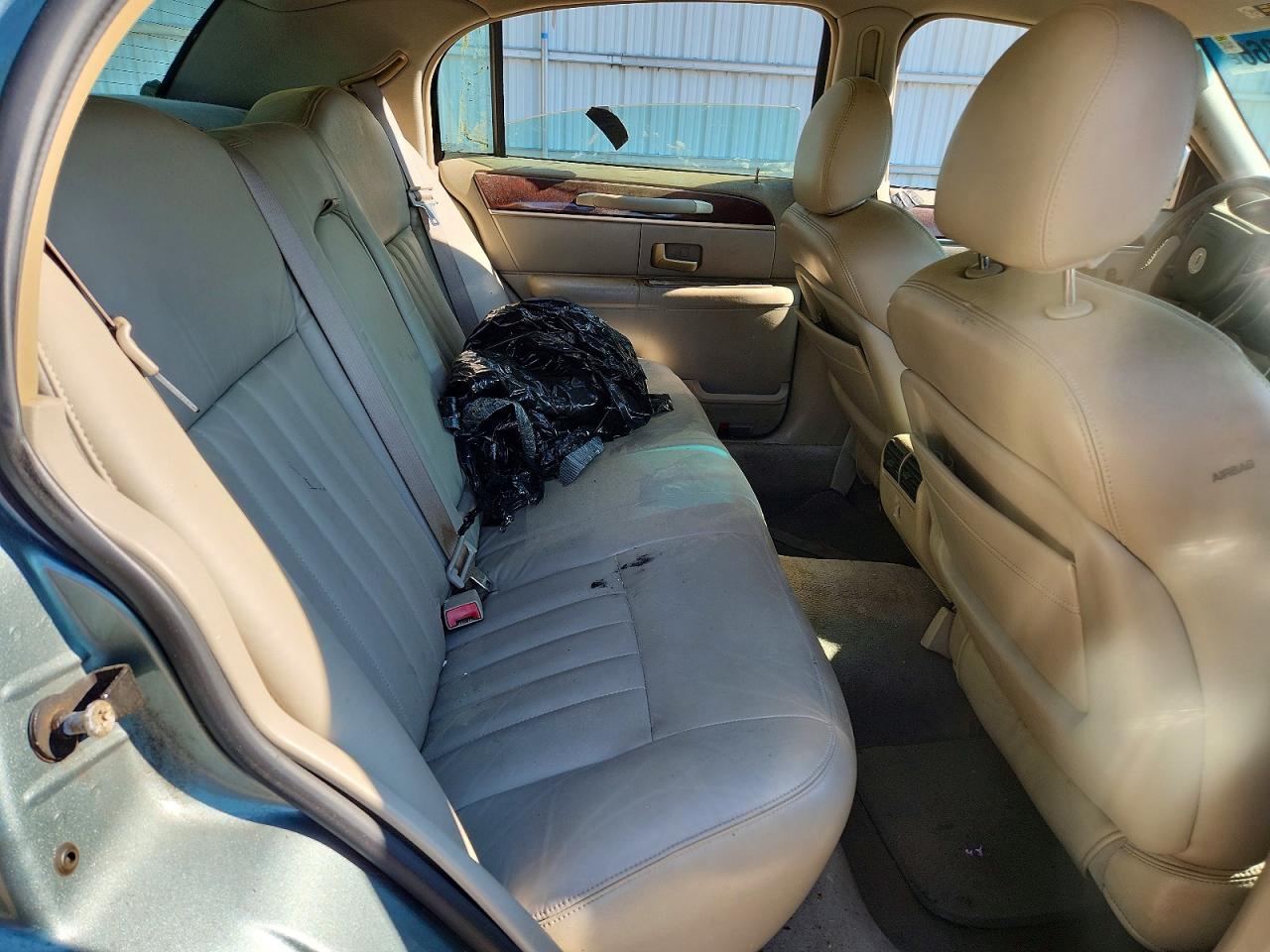 2004 Lincoln Town Car Executive Turquoise vin: 1LNHM81W24Y649391