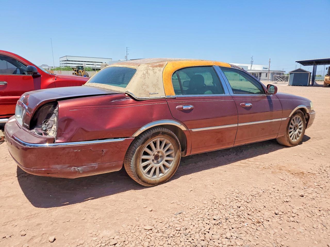 2004 Lincoln Town Car Executive Maroon vin: 1LNHM81W24Y665929
