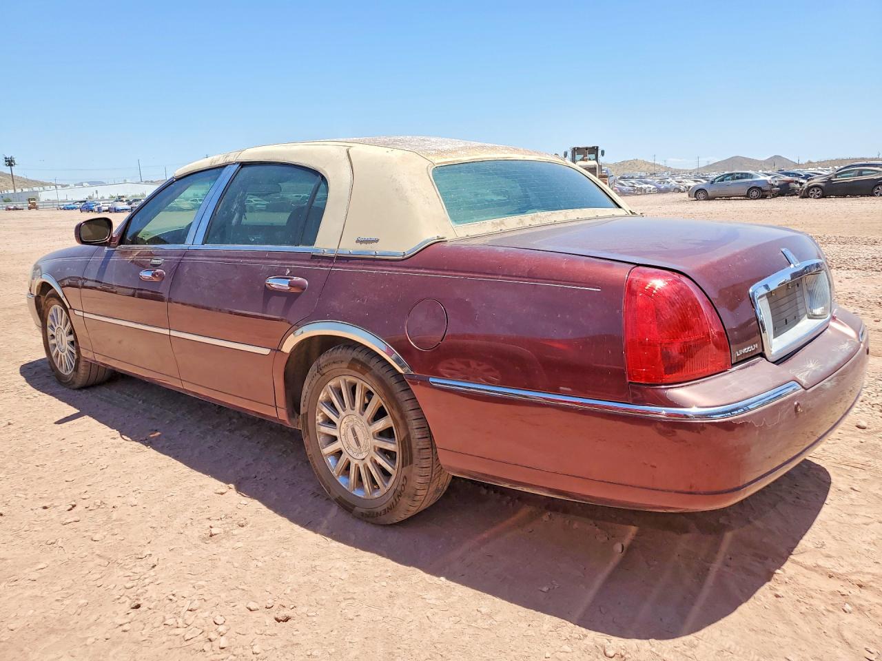 2004 Lincoln Town Car Executive Maroon vin: 1LNHM81W24Y665929