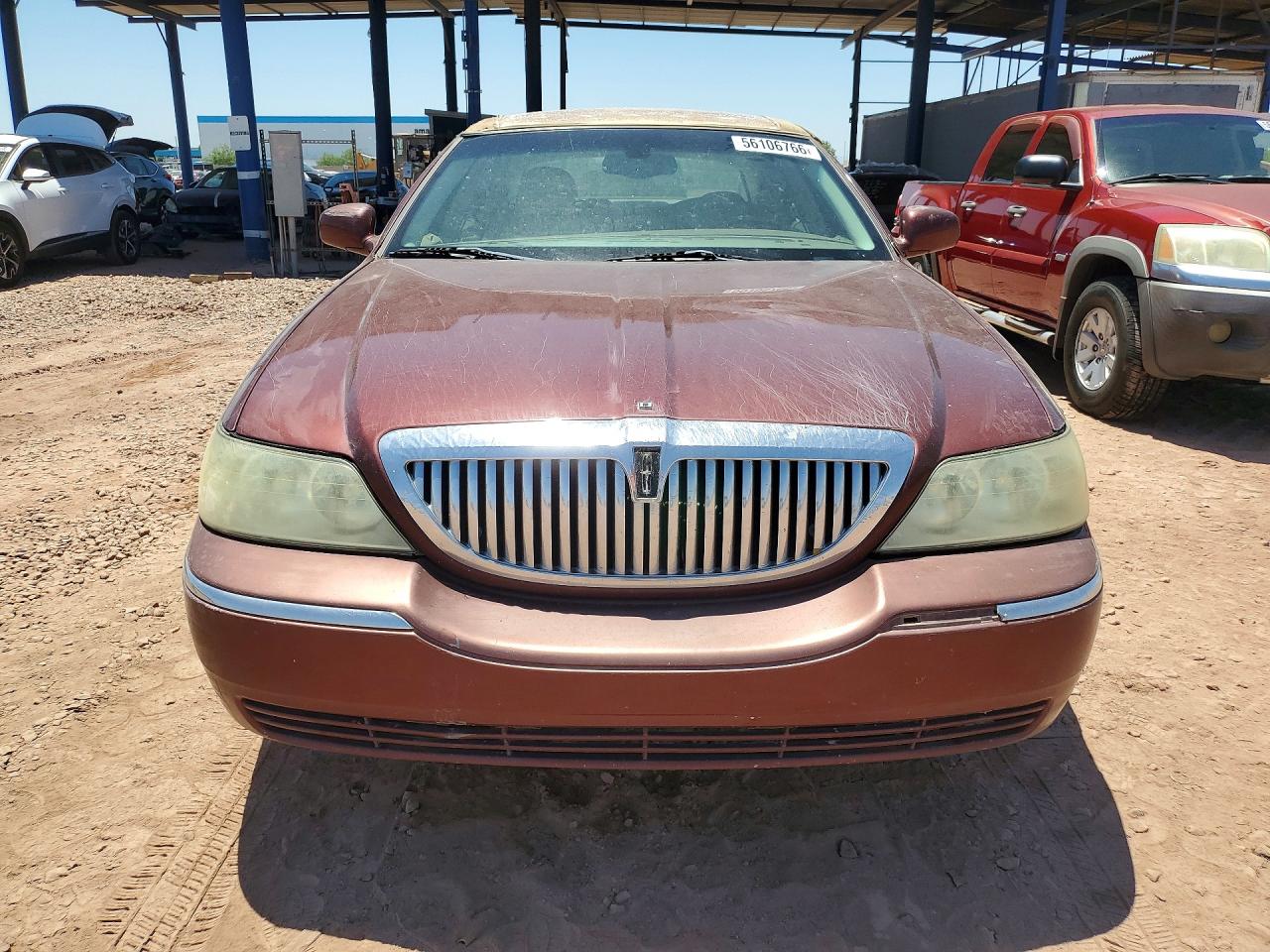 2004 Lincoln Town Car Executive Maroon vin: 1LNHM81W24Y665929