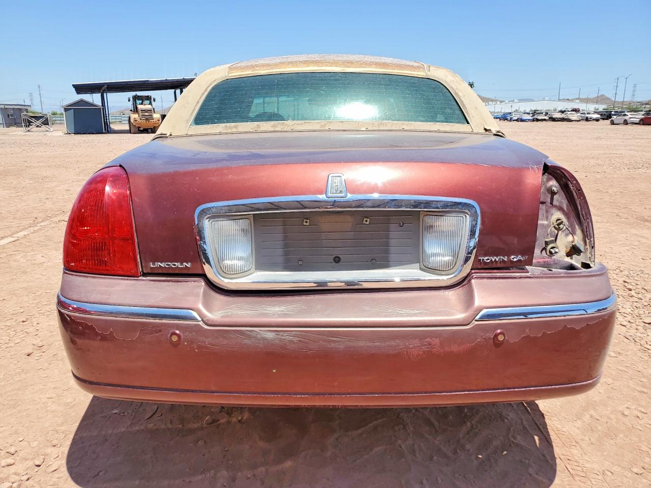 2004 Lincoln Town Car Executive Maroon vin: 1LNHM81W24Y665929