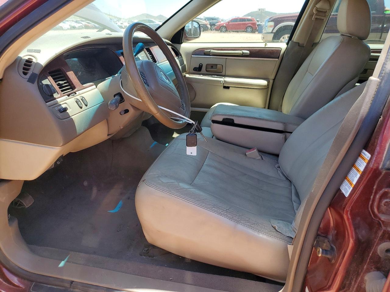 2004 Lincoln Town Car Executive Maroon vin: 1LNHM81W24Y665929