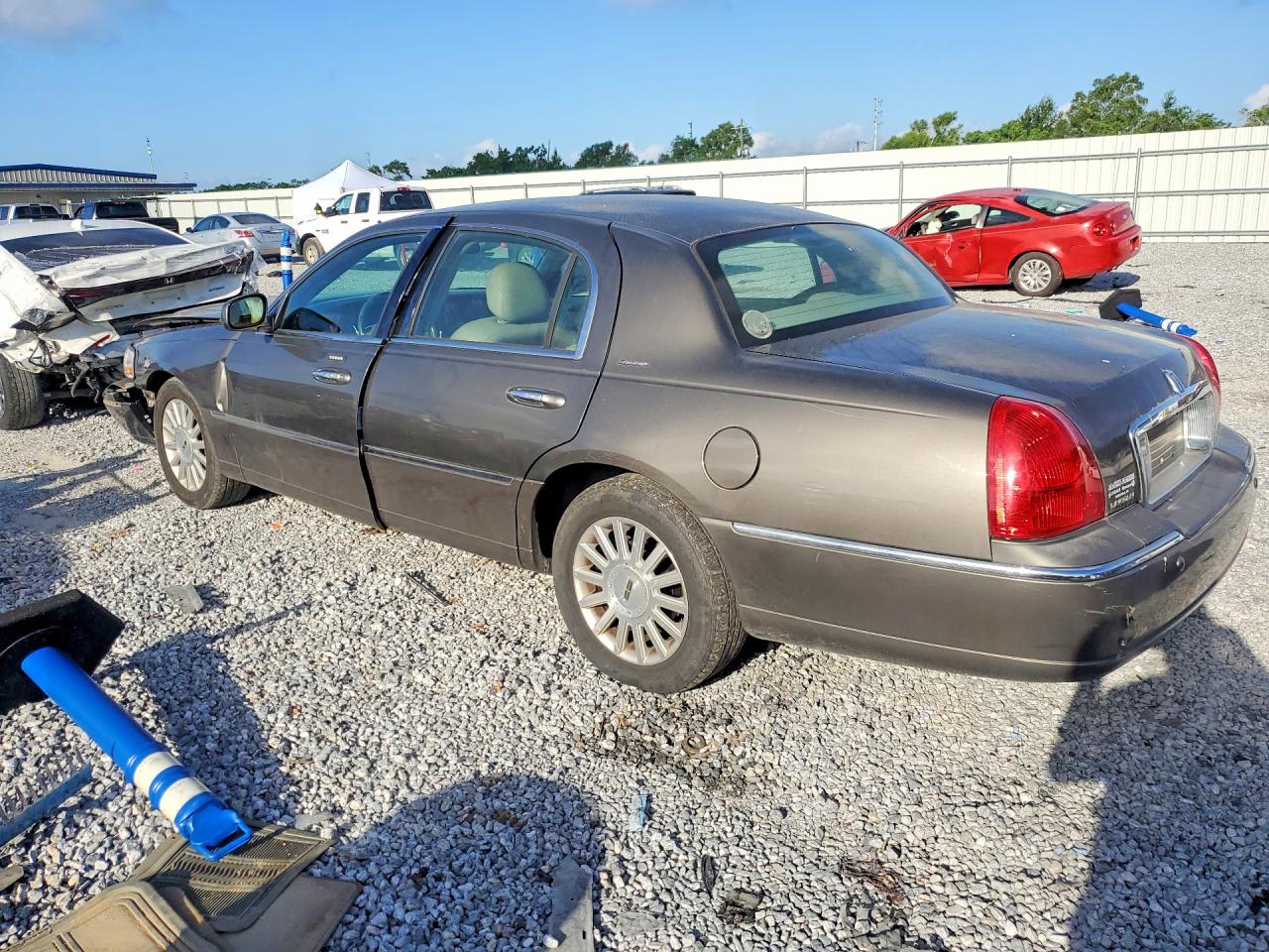 2004 Lincoln Town Car Signature Gray vin: 1LNHM81W24Y671200