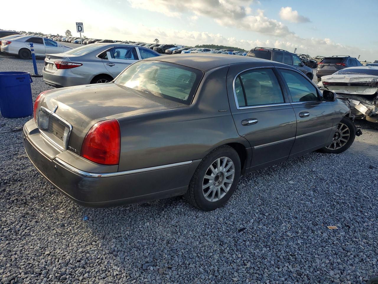 2004 Lincoln Town Car Signature Gray vin: 1LNHM81W24Y671200