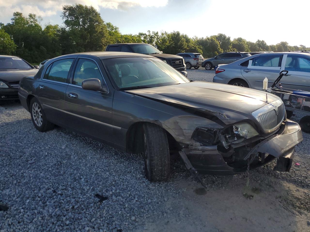 2004 Lincoln Town Car Signature Gray vin: 1LNHM81W24Y671200
