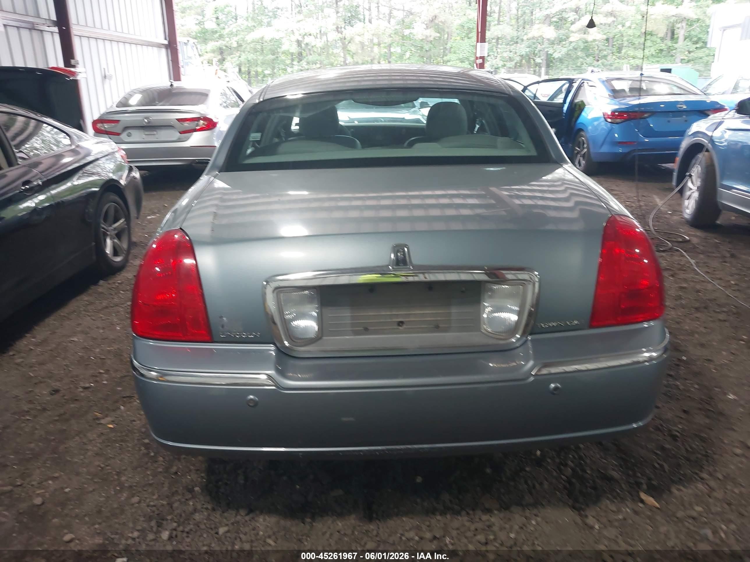 2004 Lincoln Town Car Signature Light Blue vin: 1LNHM81W24Y678194