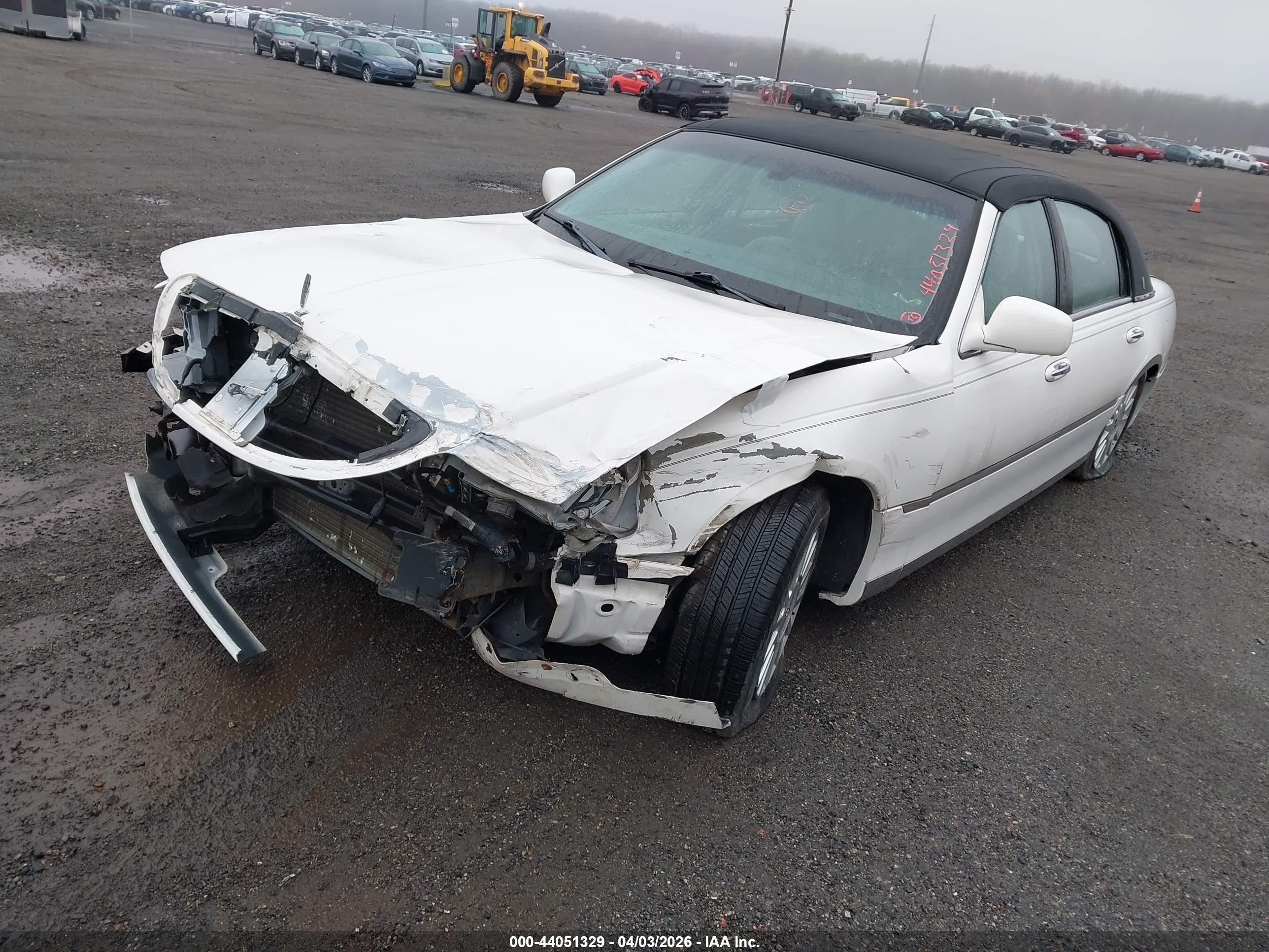 2004 Lincoln Town Car Signature White vin: 1LNHM81W24Y680303