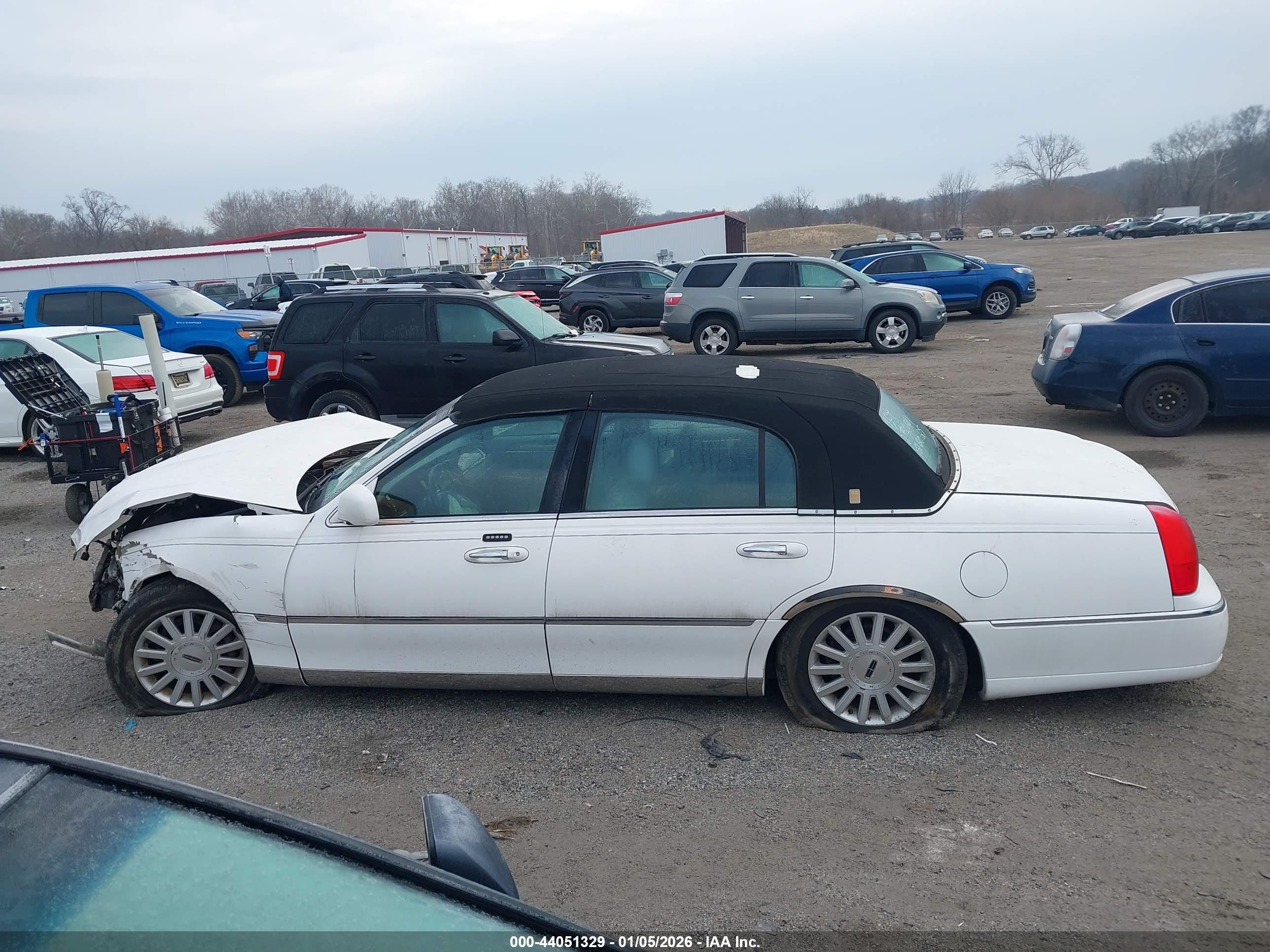 2004 Lincoln Town Car Signature White vin: 1LNHM81W24Y680303