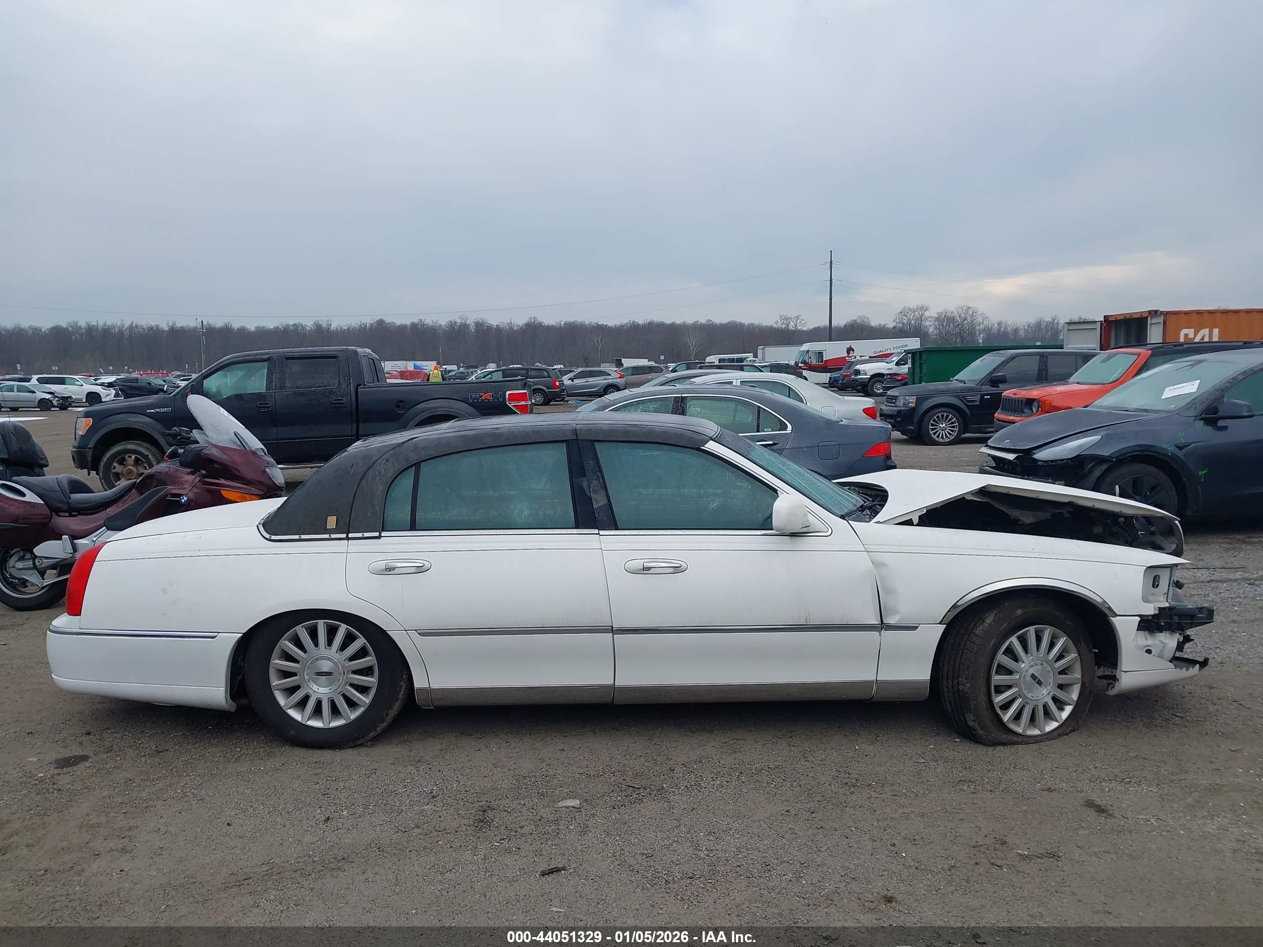 2004 Lincoln Town Car Signature White vin: 1LNHM81W24Y680303