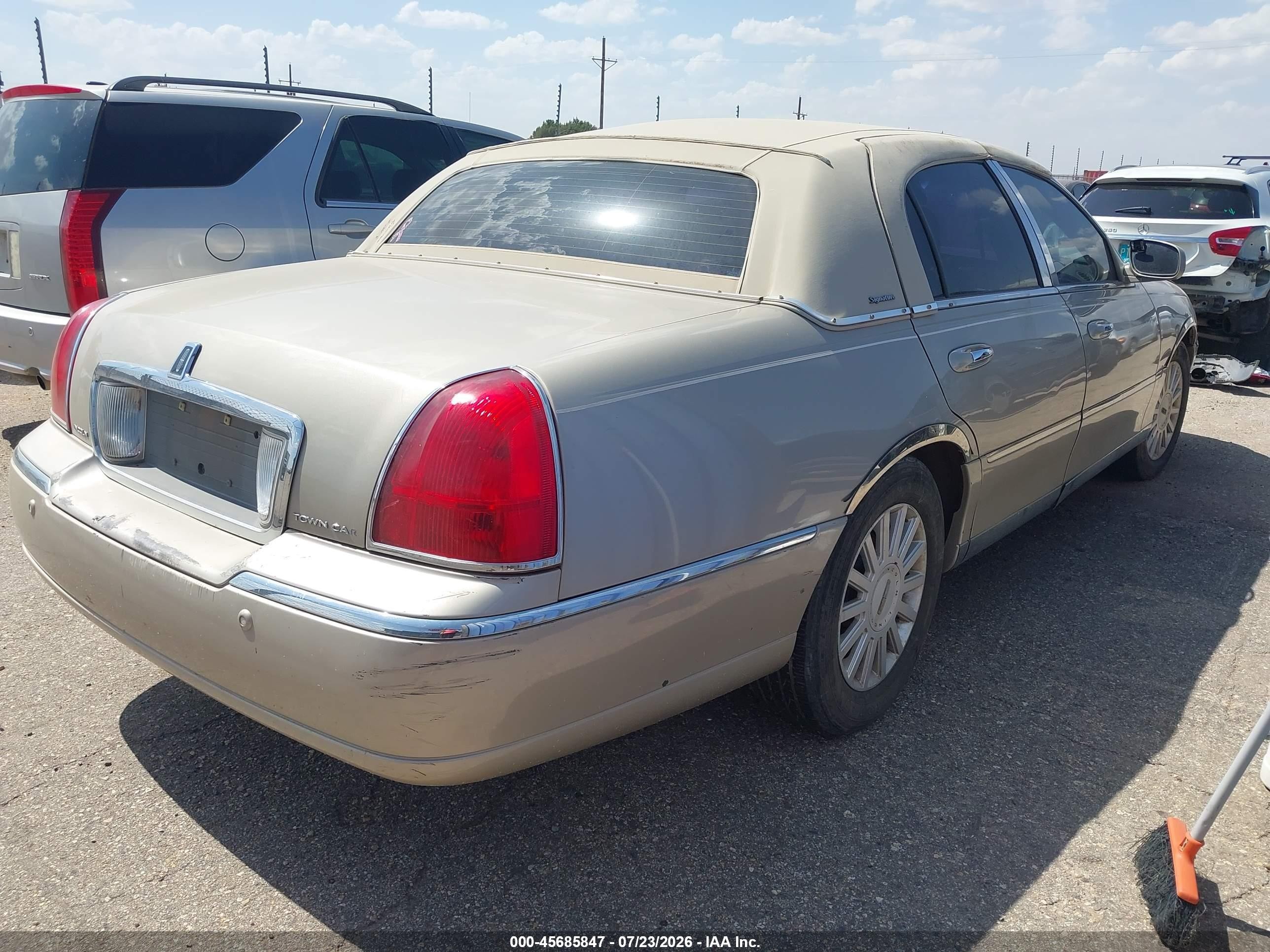 2005 Lincoln Town Car Signature Champagne vin: 1LNHM81W25Y601553