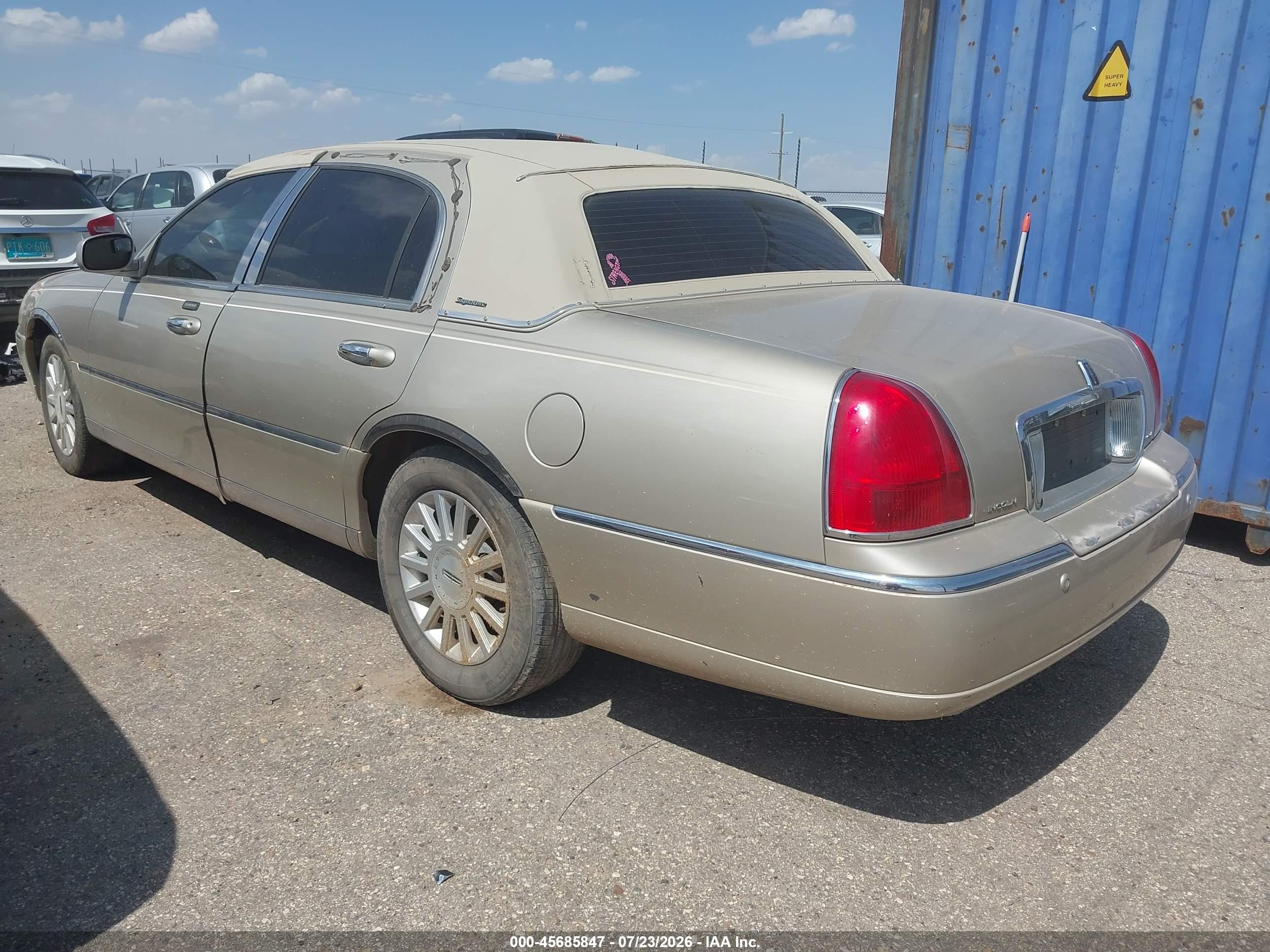 2005 Lincoln Town Car Signature Champagne vin: 1LNHM81W25Y601553