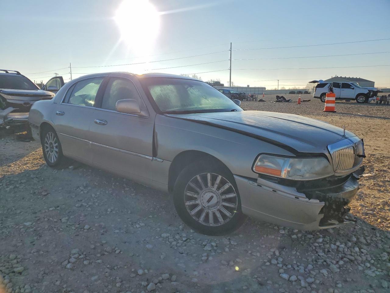2005 Lincoln Town Car Signature Beige vin: 1LNHM81W25Y611483