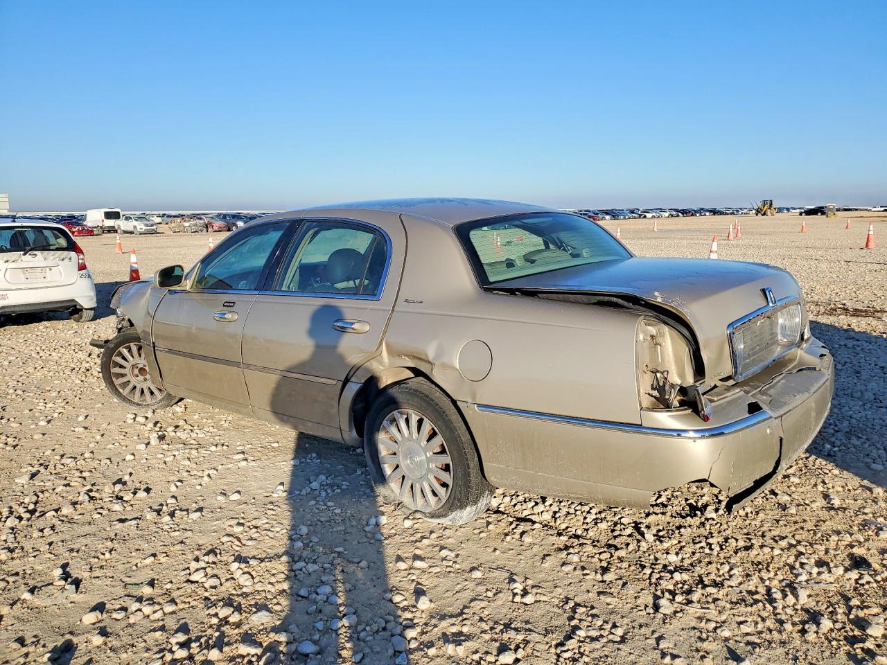 2005 Lincoln Town Car Signature Beige vin: 1LNHM81W25Y611483