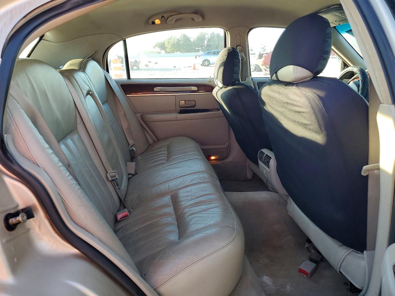 2005 Lincoln Town Car Signature Beige vin: 1LNHM81W25Y611483