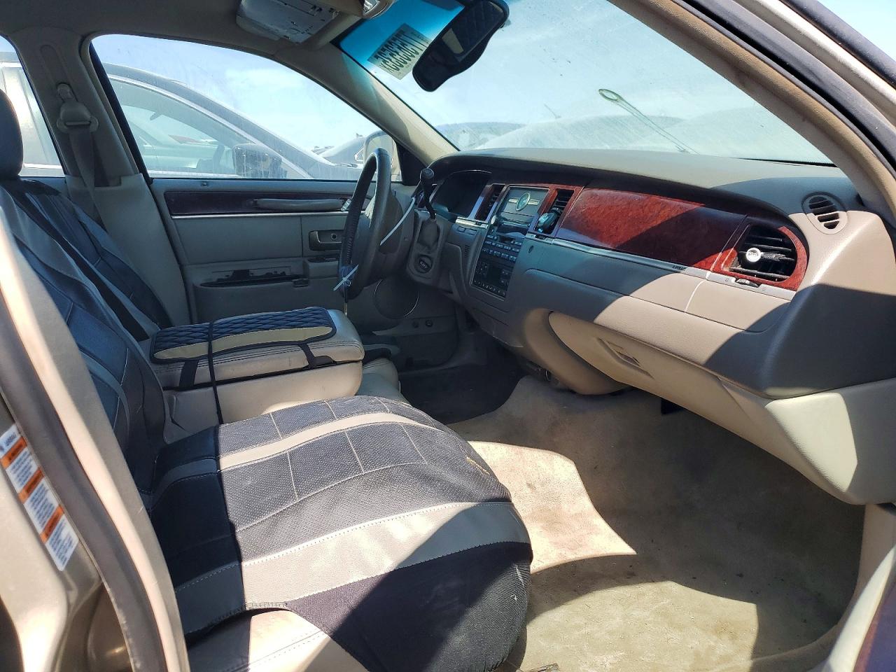 2005 Lincoln Town Car Signature Beige vin: 1LNHM81W25Y611483