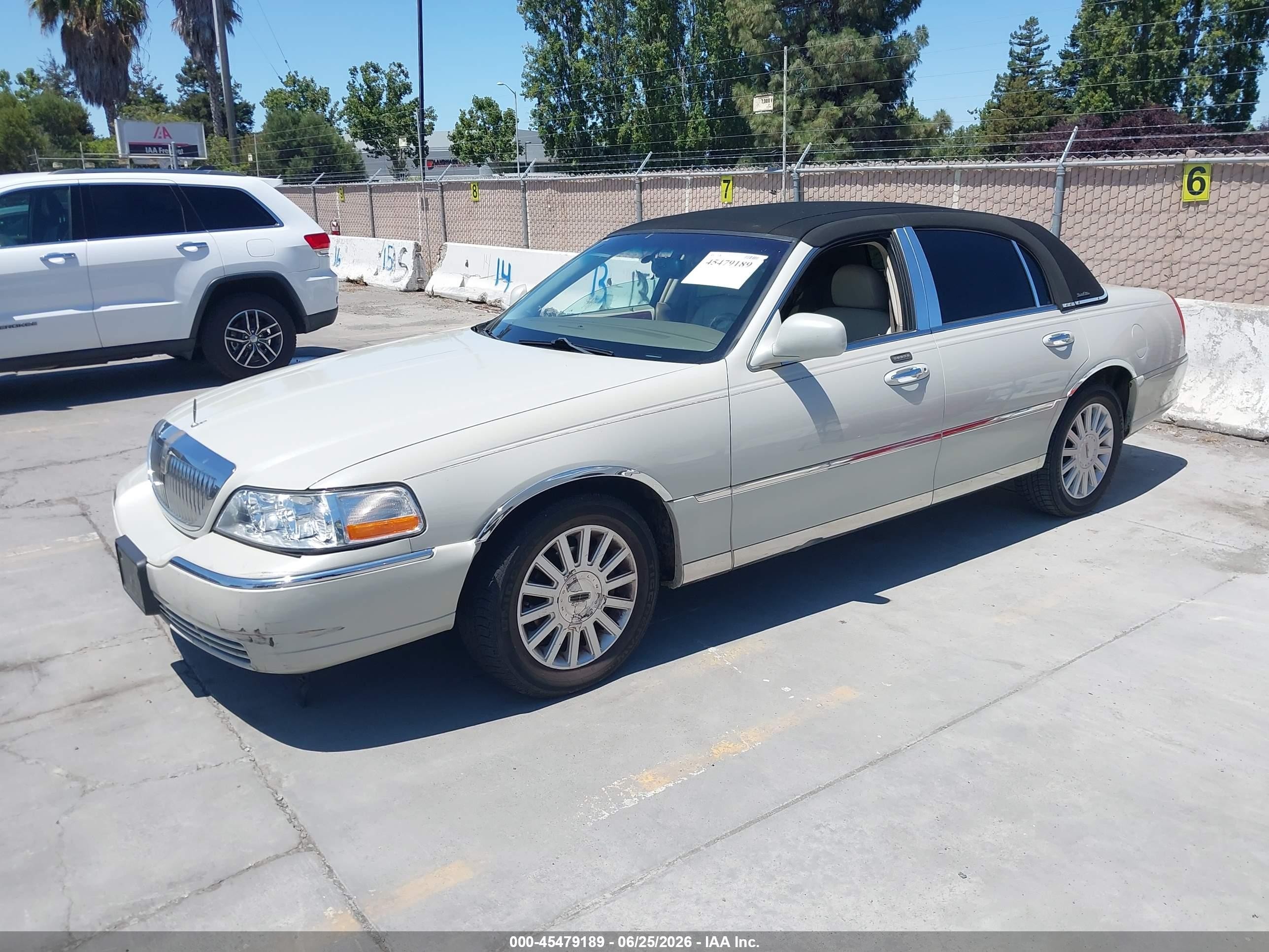 2005 Lincoln Town Car Signature Tan vin: 1LNHM81W25Y627697