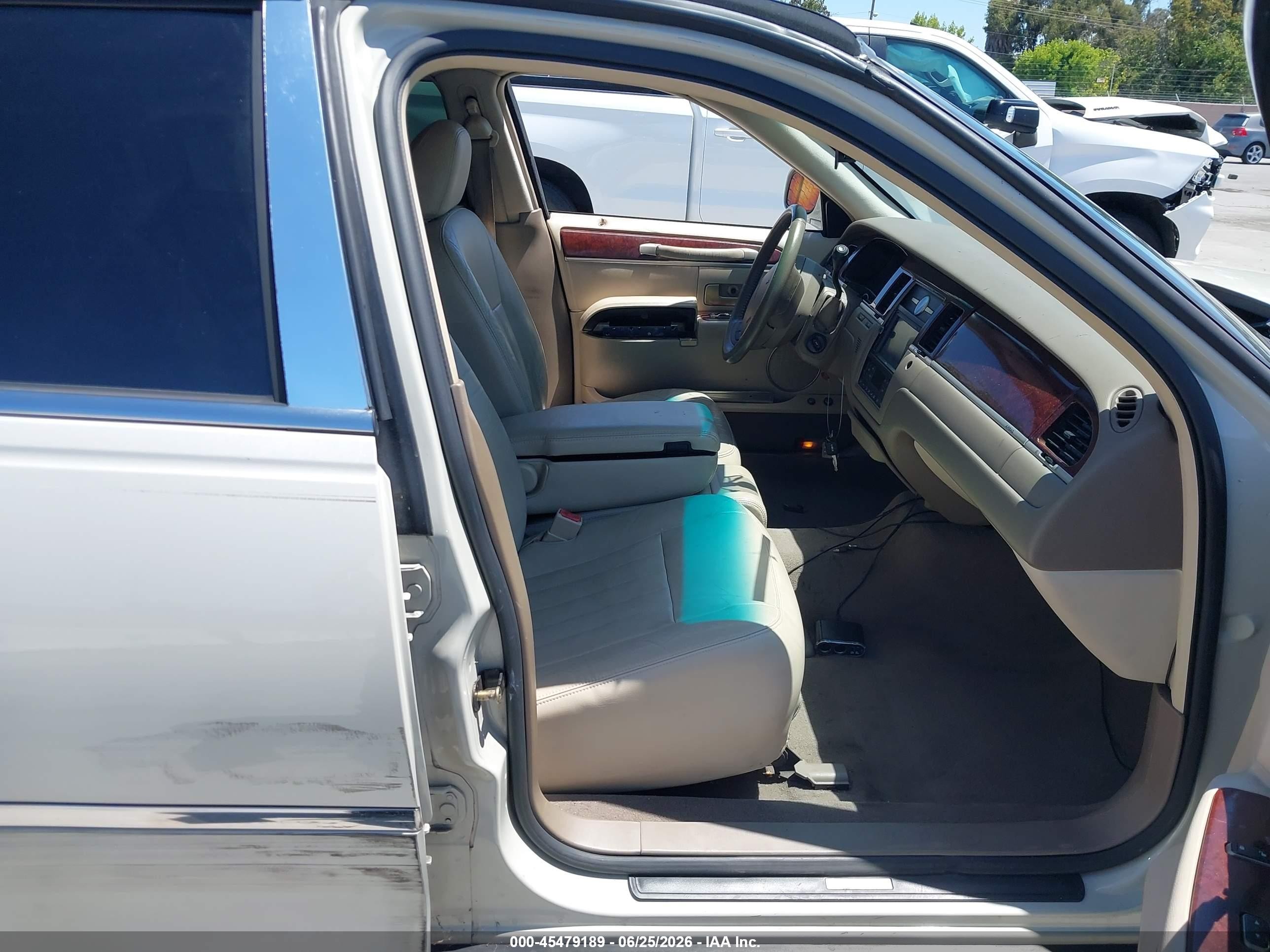 2005 Lincoln Town Car Signature Tan vin: 1LNHM81W25Y627697