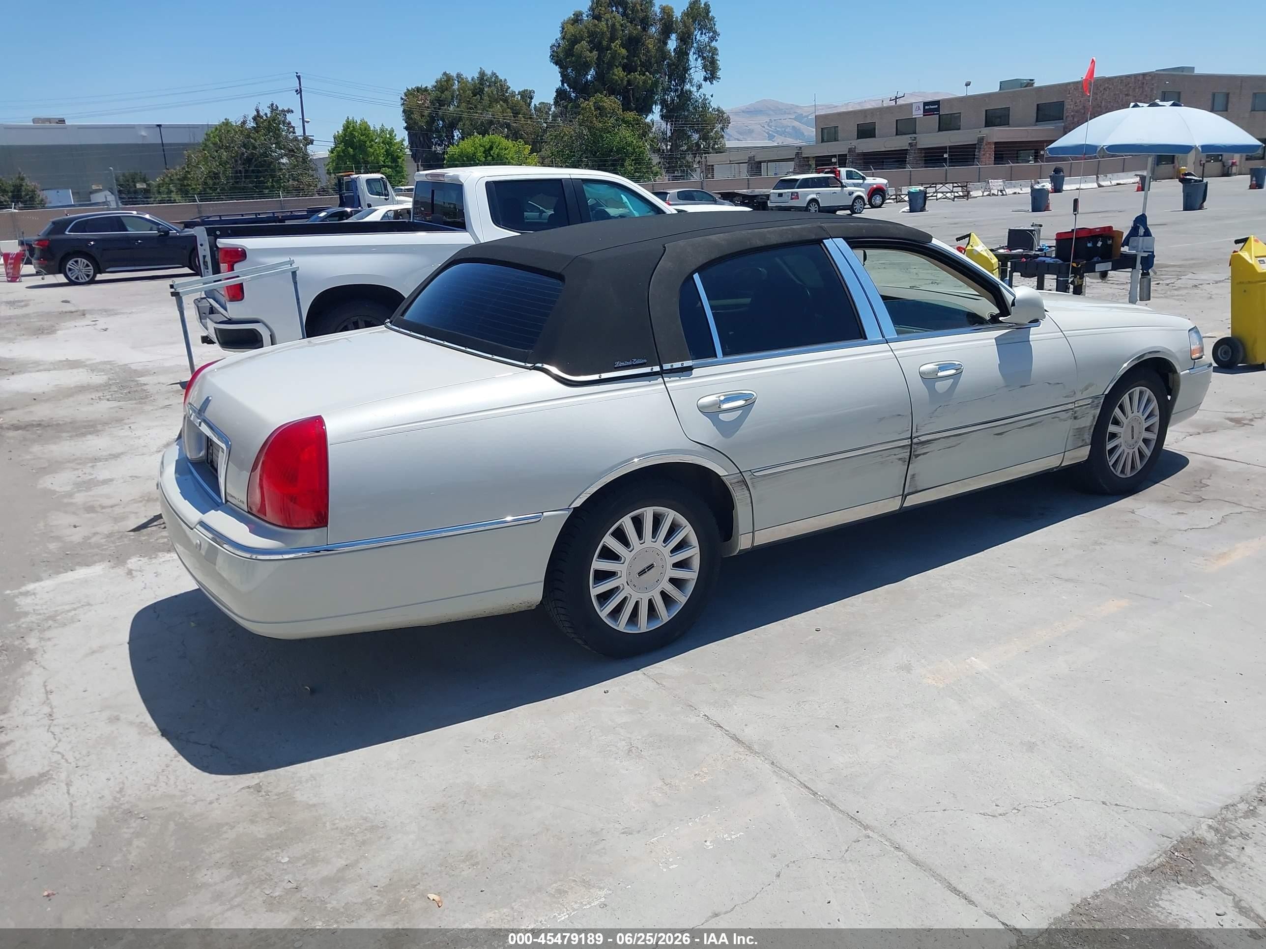2005 Lincoln Town Car Signature Tan vin: 1LNHM81W25Y627697