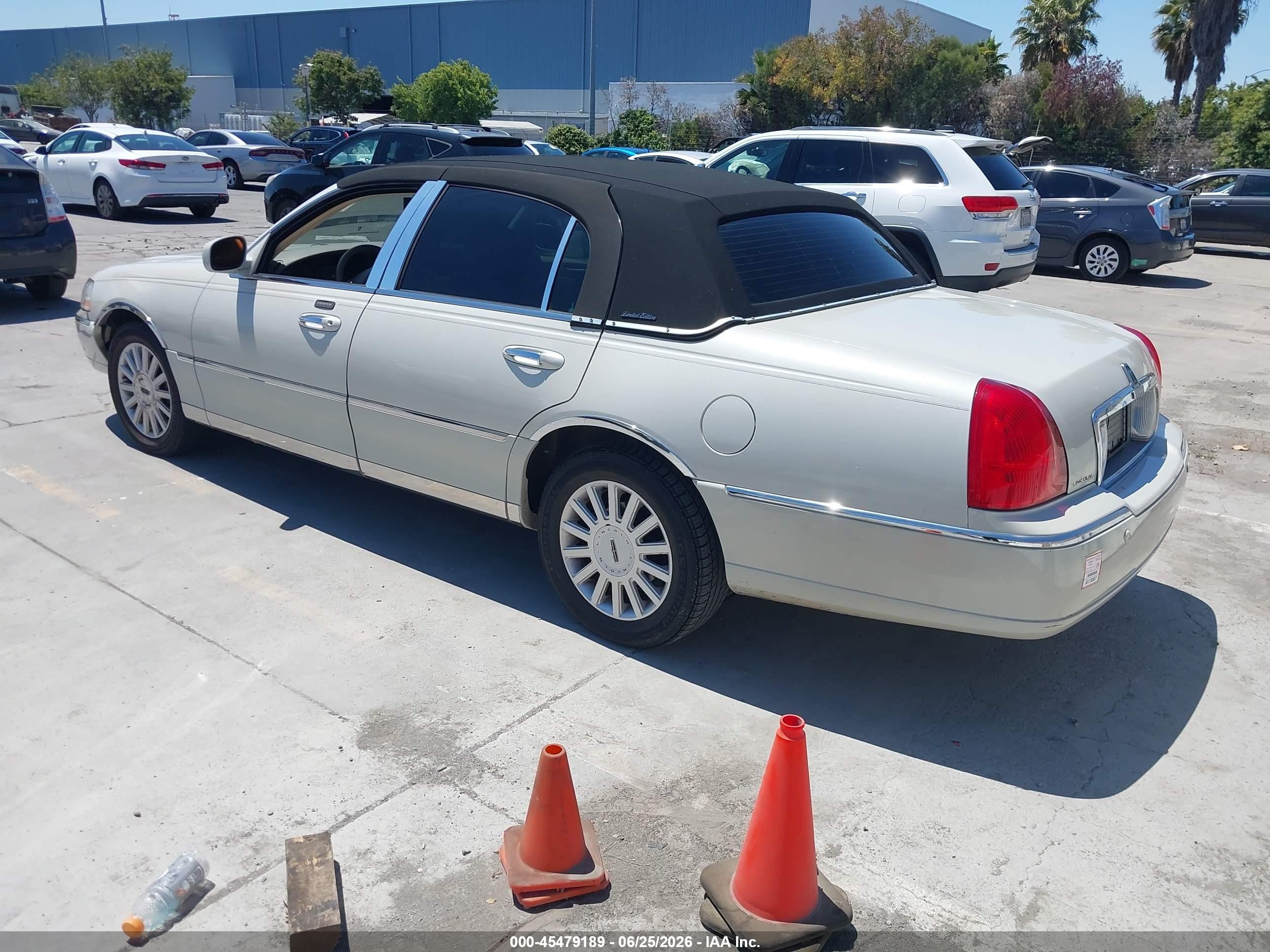 2005 Lincoln Town Car Signature Tan vin: 1LNHM81W25Y627697