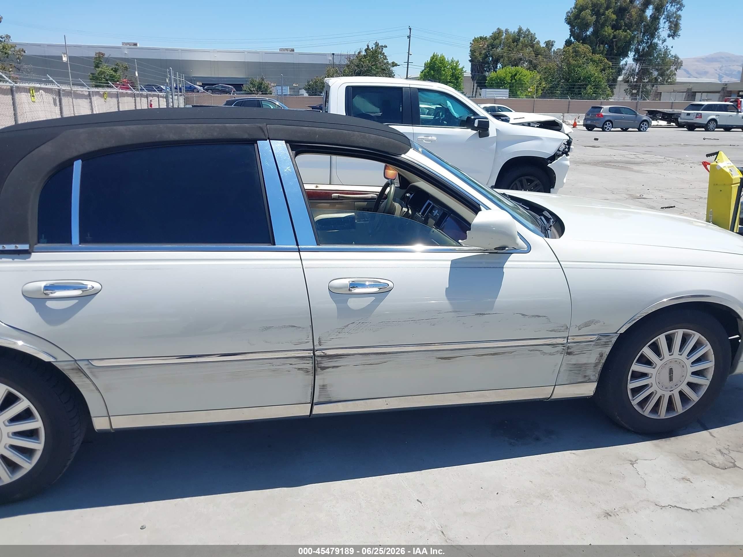 2005 Lincoln Town Car Signature Tan vin: 1LNHM81W25Y627697