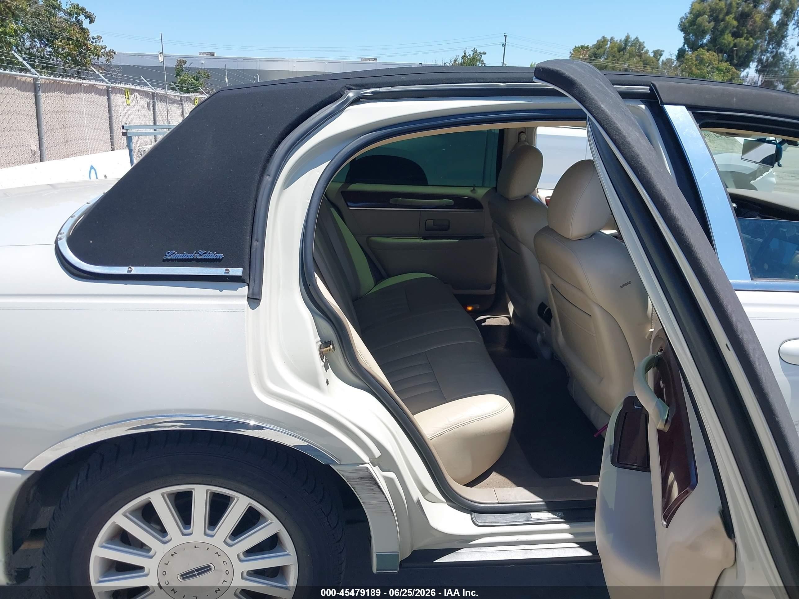 2005 Lincoln Town Car Signature Tan vin: 1LNHM81W25Y627697