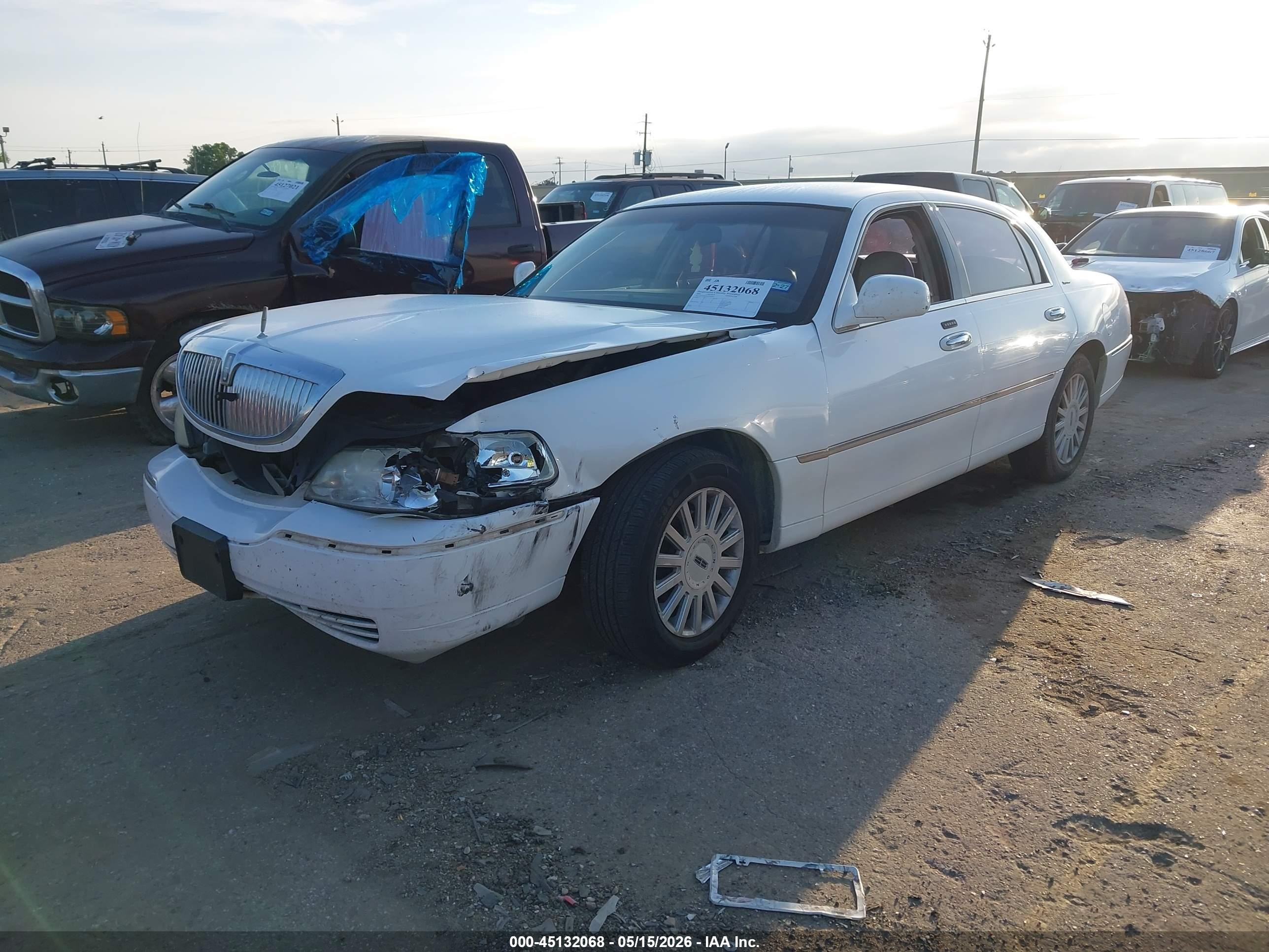 2005 Lincoln Town Car Signature White vin: 1LNHM81W25Y667813